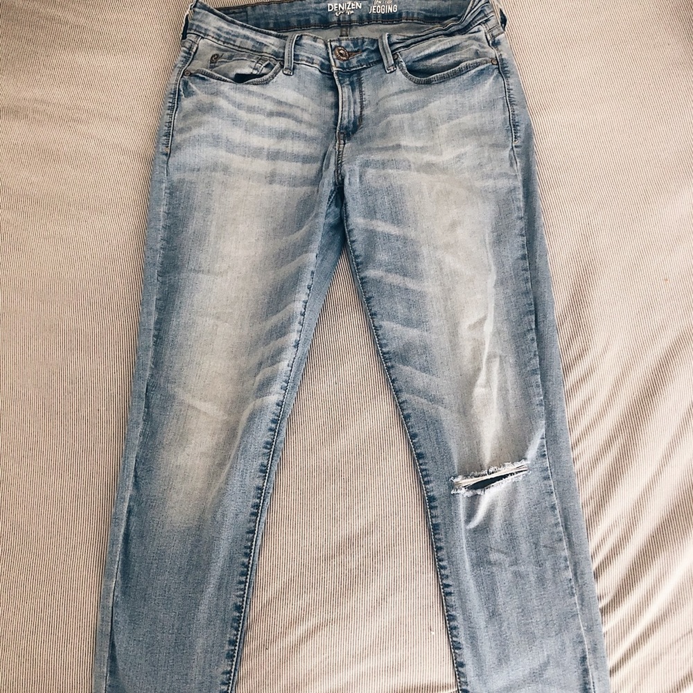 Levi’s light washed denim skinny jeans